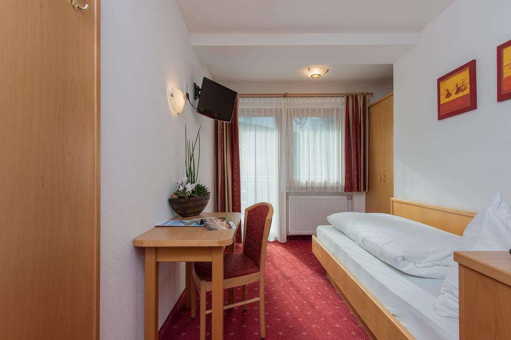 Hotel Garni Hochgruber Бруніко Номер фото