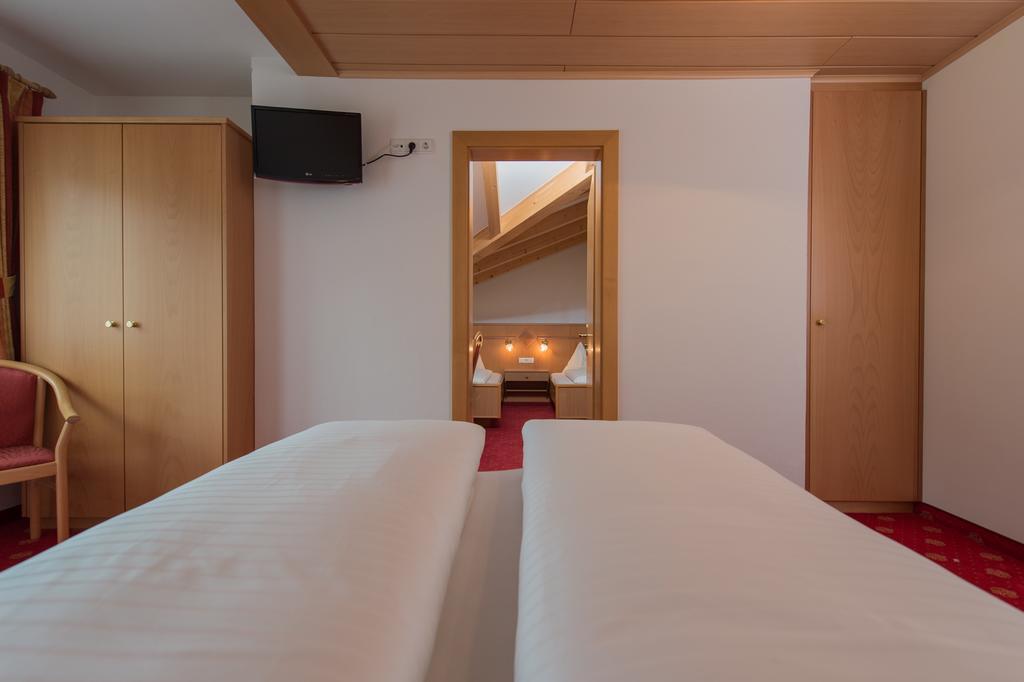 Hotel Garni Hochgruber Бруніко Номер фото