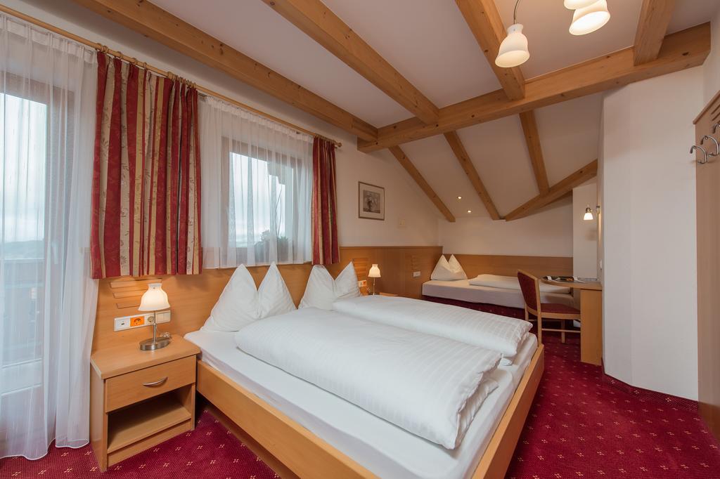 Hotel Garni Hochgruber Бруніко Номер фото