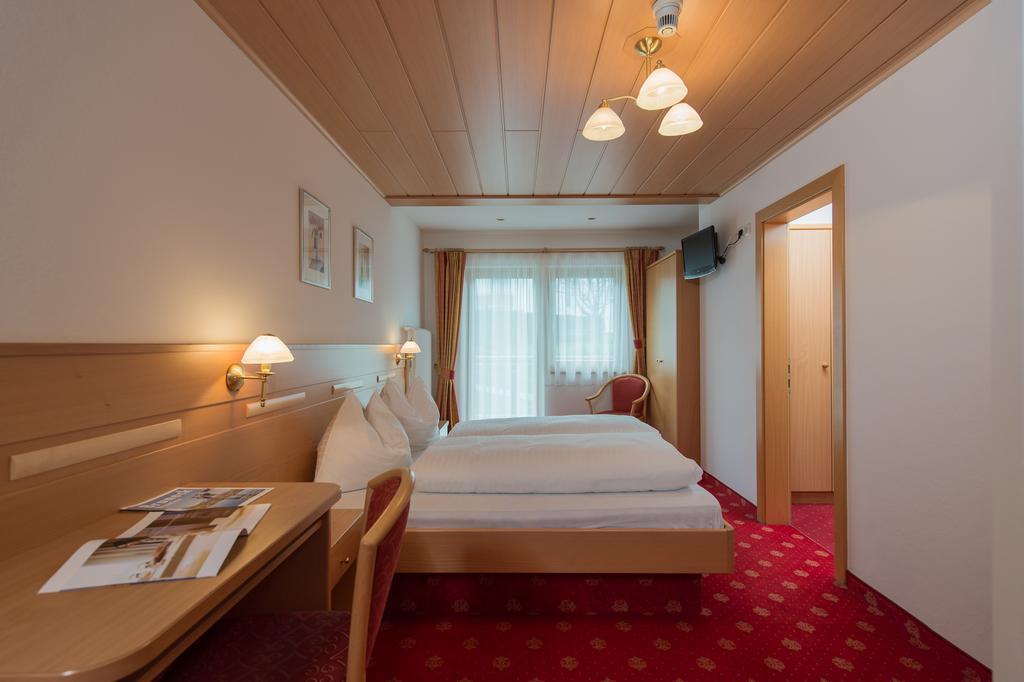 Hotel Garni Hochgruber Бруніко Номер фото